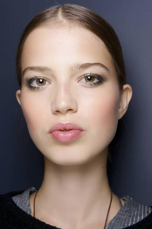 Корректирующий макияж для круглого лица. Макияж для круглого лица: особенности