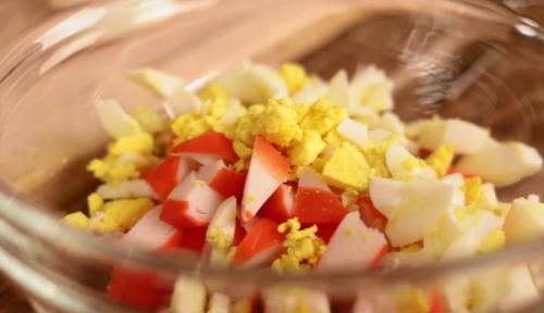 Салат из крабовых палочек и кукурузы. Салат с крабовыми палочками и кукурузой классический