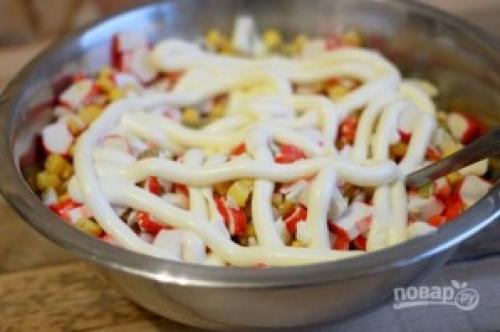 Салат с крабовыми палочками классический. Салат "Крабовые палочки" классический рецепт