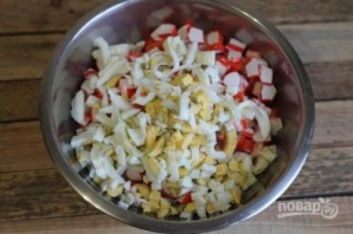 Салат с крабовыми палочками классический. Салат "Крабовые палочки" классический рецепт