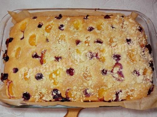 Пирог на минералке с вишней.