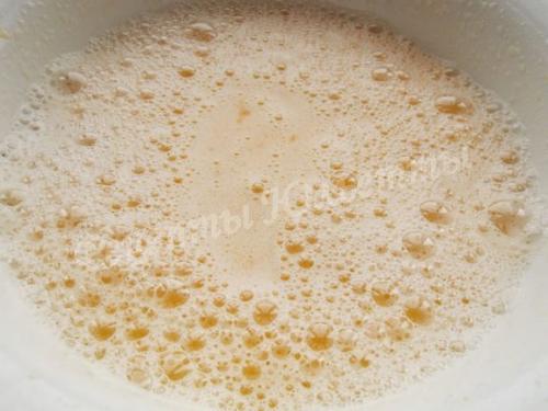 Пирог на минералке с вишней.