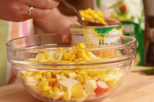 Салат из крабовых палочек и кукурузы. Салат с крабовыми палочками и кукурузой классический