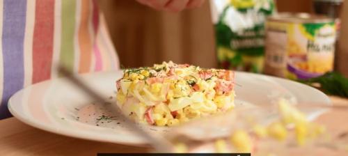 Салат из крабовых палочек и кукурузы. Салат с крабовыми палочками и кукурузой классический