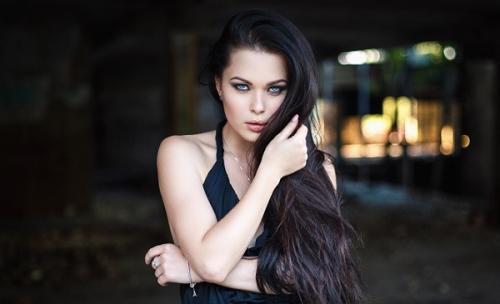 Тени для голубых глаз брюнеток. Какие оттенки косметики подходят лучше всего