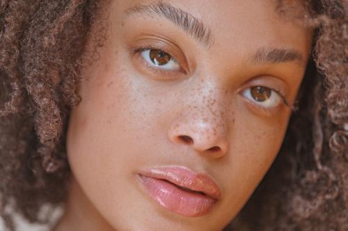 Кто выпустил первый блеск для губ. История блеска для губ, который снова в моде