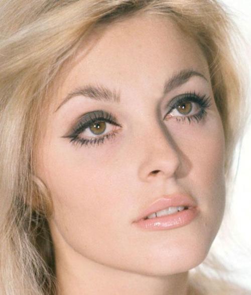 Кто выпустил первый блеск для губ. История блеска для губ, который снова в моде