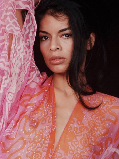 Кто выпустил первый блеск для губ. История блеска для губ, который снова в моде