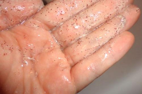 Черная точка на спине с уплотнением.