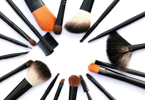 Как правильно очищать кисти для макияжа. Как чистить кисти для макияжа в домашних условиях?
