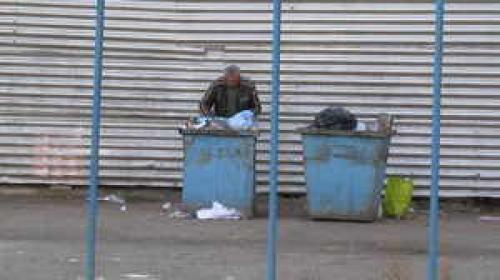 У моей мамы есть подруга вот выносила она, как-то мусор на мусорку.