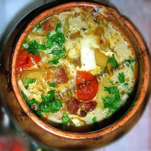 Мясо в горшочках с овощами. Мясо в горшочке с овощами