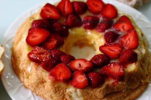 Торт Ангельский бисквит с клубникой. Ангельский торт с лимонным кремом и клубникой