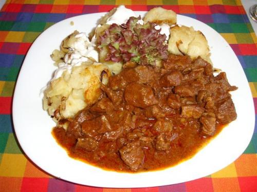 Гуляш из говядины, как в столовой. Простой рецепт вкусного гуляша