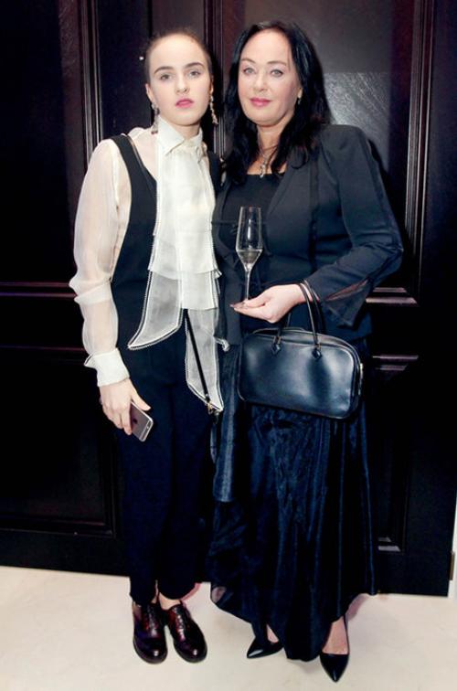 Цветотип Ларисы Гузеевой. Жестокий романс: как одевается Лариса Гузеева