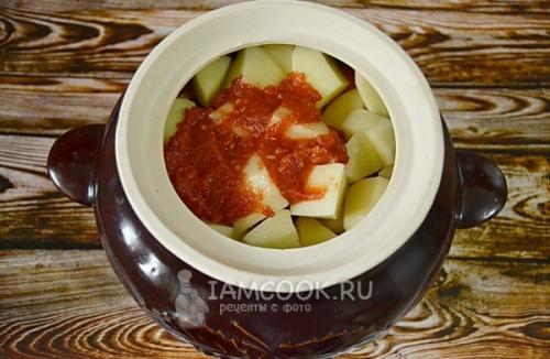 Мясо с картошкой в горшочках. Тушеная картошка с мясом в горшочке
