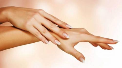 Чтобы смягчить кожу рук их нужно смазывать кремом. Быстрое смягчение кожи рук: эффективные рецепты домашних масок и ванночек