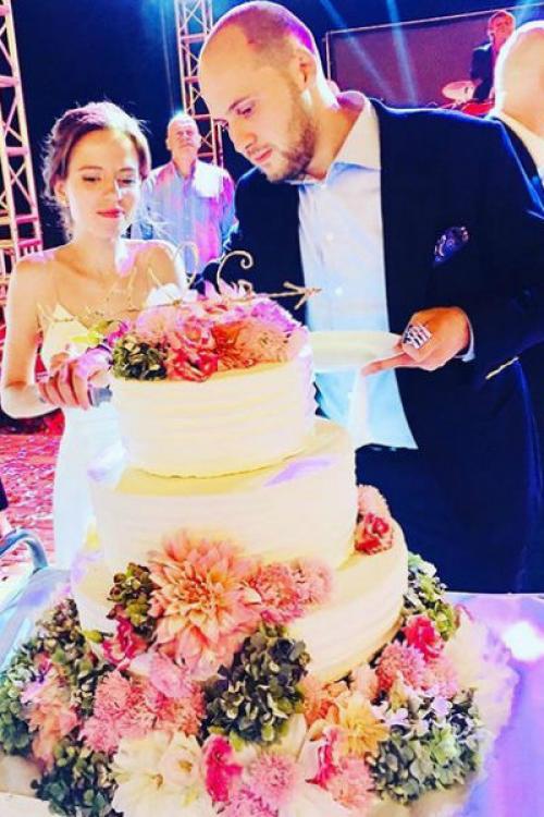 Лариса Гузеева сын. Сын Ларисы Гузеевой сыграл свадьбу