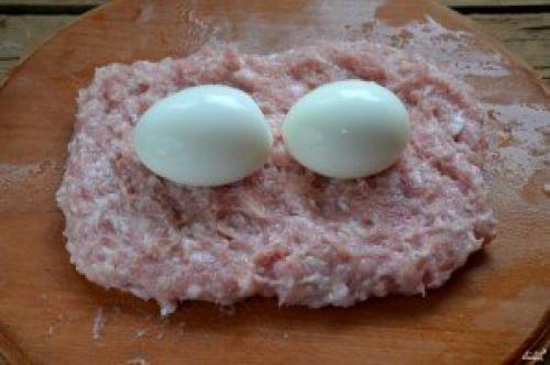 Рулет мясной с яйцом. Мясной рулет из фарша с яйцом