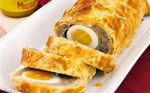 Мясной рулет с яйцом в слоеном тесте