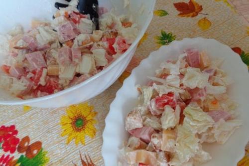 Салат с пекинской капустой ветчиной и сухариками. Салат из пекинской капусты, с сухариками и ветчиной