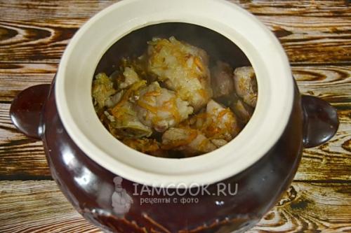 Мясо с картошкой в горшочках. Тушеная картошка с мясом в горшочке