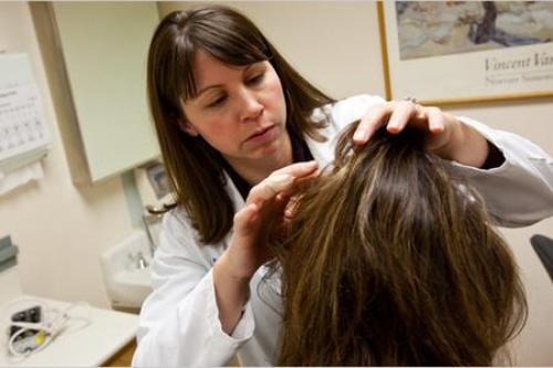 Специалист по волосам. Как называется врач по выпадению волос и когда к нему нужно идти?