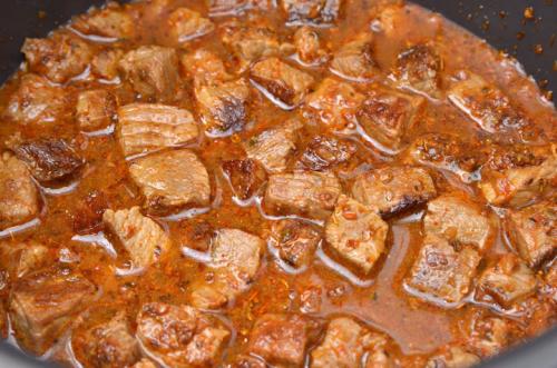 Гуляш из говядины, как в столовой. Простой рецепт вкусного гуляша