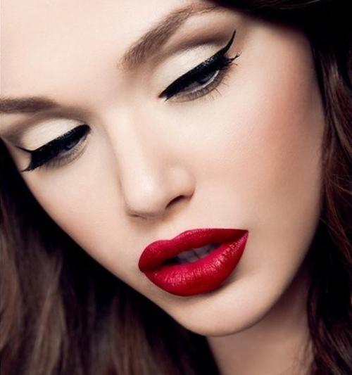 Как выделить глаза голубые. Выбираем помаду