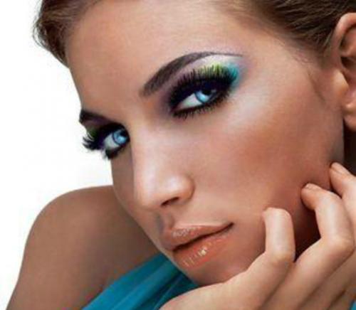 Как подчеркнуть голубые глаза одеждой. Как подчеркнуть голубые глаза