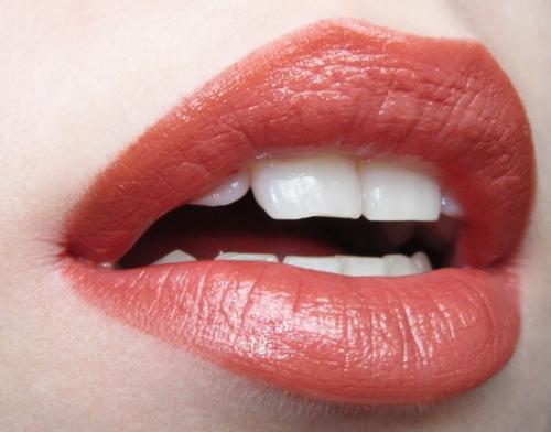 Как выделить глаза голубые. Выбираем помаду