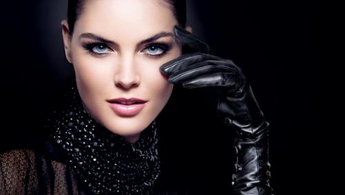 Как подчеркнуть голубые глаза цветом волос. Вечерний визаж: подчёркивание индивидуальности и утончённой красоты голубоглазых брюнеток