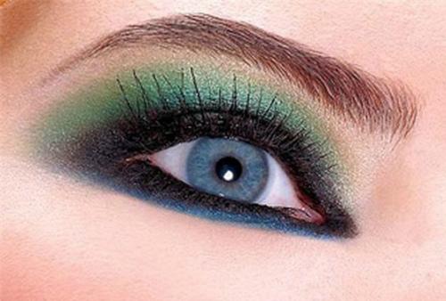 Как подчеркнуть голубые глаза одеждой. Как подчеркнуть голубые глаза