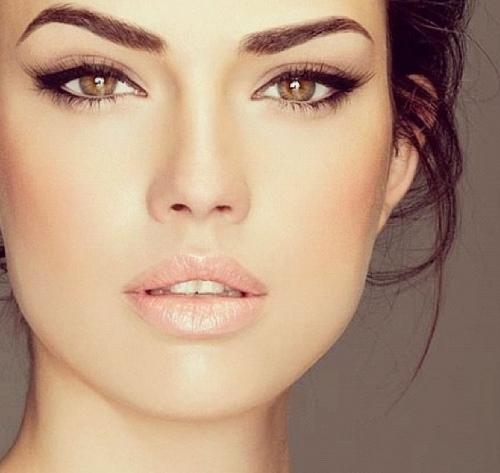 Как выделить глаза голубые. Выбираем помаду