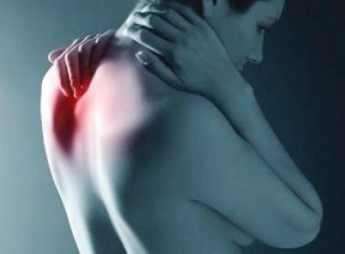 Боль под левой лопаткой и грудью. Почему возникает боль под левой лопаткой?