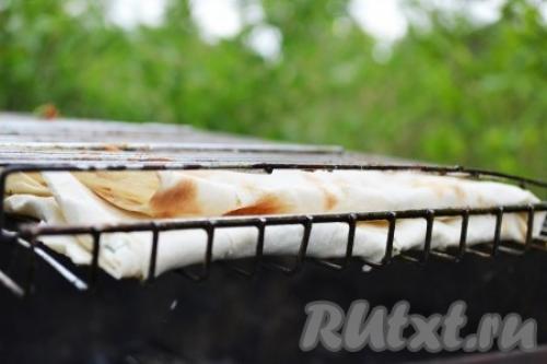 Лаваш с сыром и зеленью на мангале