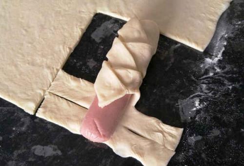 Сосиска в тесте, как завернуть. Как правильно и красиво завернуть сосиску в слоеное и дрожжевое тесто