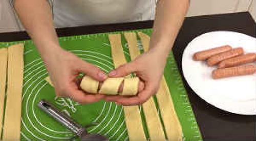 Сосиска в тесте, как завернуть. Как правильно и красиво завернуть сосиску в слоеное и дрожжевое тесто