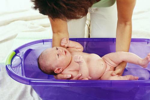 С, какого возраста ребенка можно мыть мочалкой. 10 вопросов по гигиене ребенка