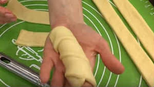 Сосиска в тесте, как завернуть. Как правильно и красиво завернуть сосиску в слоеное и дрожжевое тесто