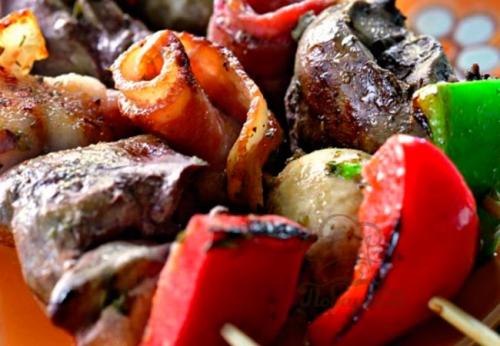 Шашлык из печени куриной. Шашлык из куриной печени в беконе на мангале