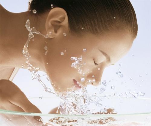 Лицо мыть мочалкой. 7 самых распространенных ошибок при умывании лица.