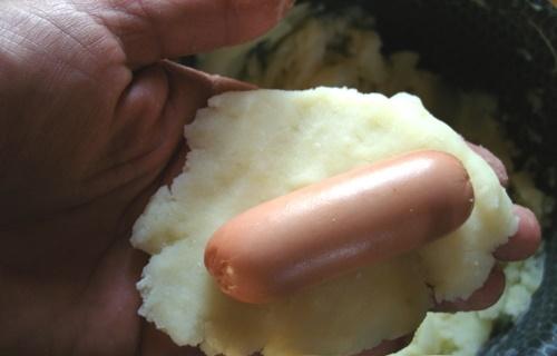 Сосиска в картофельном тесте на сковороде. Сосиски в картошке – пирожки с начинкой из обжаренного (испеченного) пюре