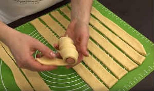 Сосиска в тесте, как завернуть. Как правильно и красиво завернуть сосиску в слоеное и дрожжевое тесто