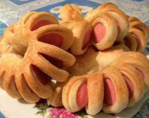 Сосиска в тесте, как завернуть. Как правильно и красиво завернуть сосиску в слоеное и дрожжевое тесто