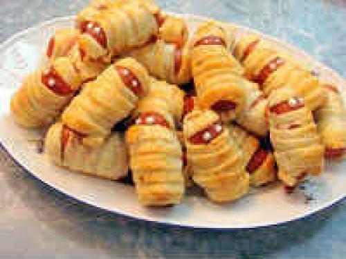 Сосиска в тесте, как завернуть. Как правильно и красиво завернуть сосиску в слоеное и дрожжевое тесто