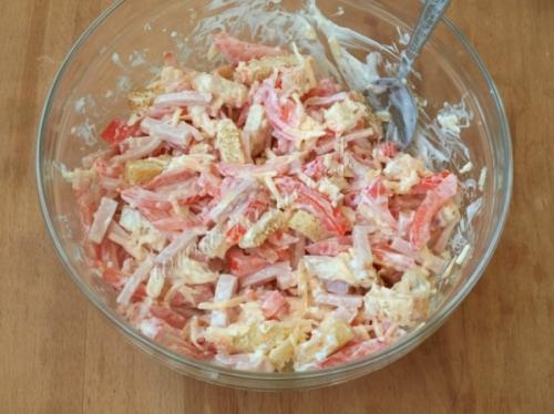 Салат с ветчиной и помидорами