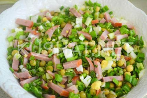 Салат с ветчиной и горошком. Салат с ветчиной, горошком и зеленым луком. Пошаговый рецепт с фото