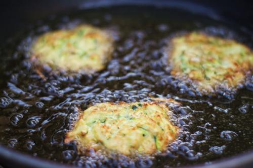 Оладьи из кабачков с сыром без муки. Нежные оладьи из кабачков быстро и вкусно — рецепты с фото и видео инструкциями