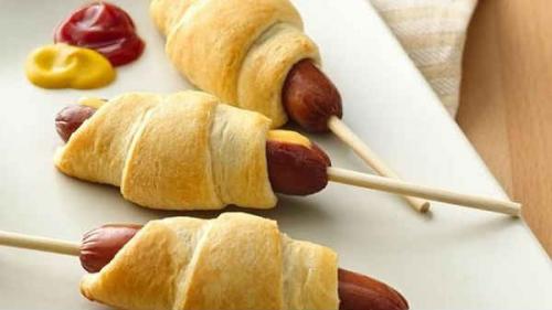 Сосиска в тесте, как завернуть. Как правильно и красиво завернуть сосиску в слоеное и дрожжевое тесто